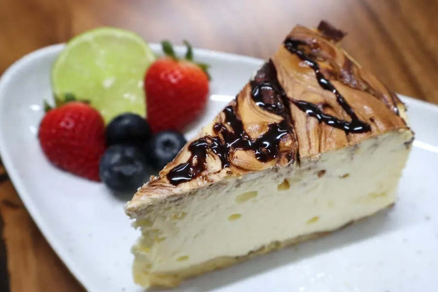 Rebanada de cheesecake con chocolate
